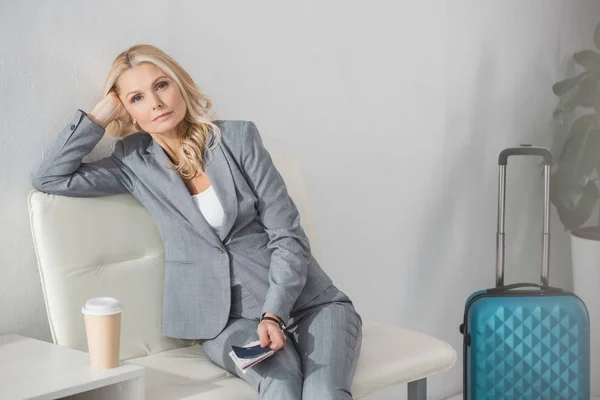 Femme d'affaires en attente du voyage — Photo de stock