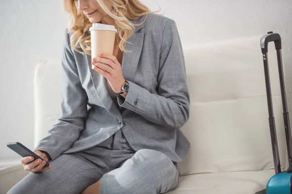 Mujer de negocios con café y teléfono inteligente — Stock Photo