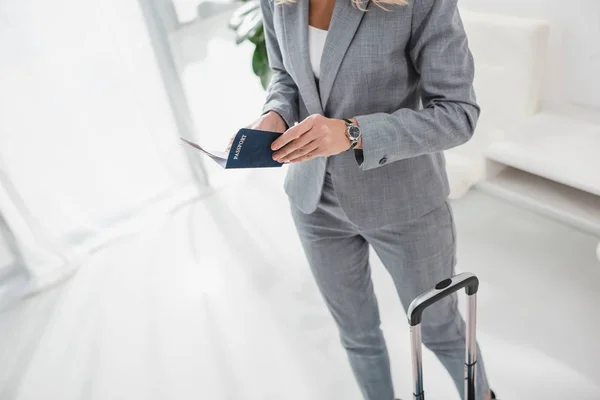 Mujer de negocios con pasaporte y billete de avión - foto de stock