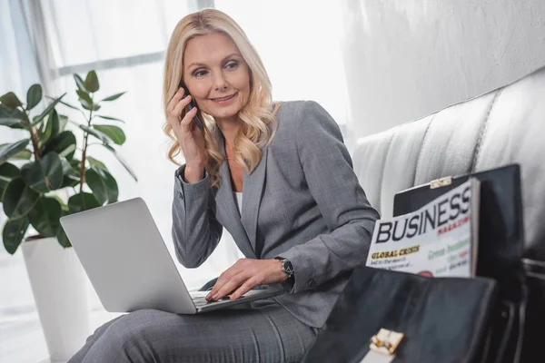 Businesswoman talking by phone — Stock Photo
