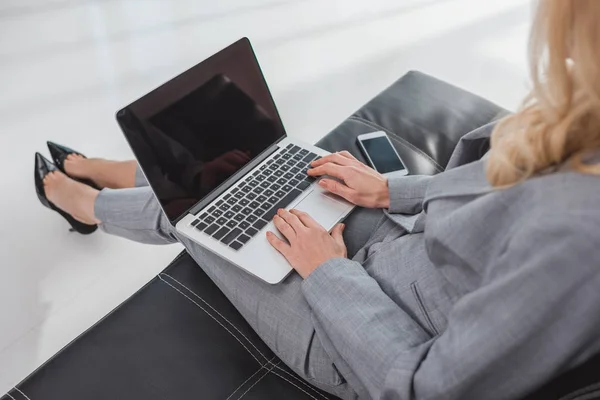 Femme d'affaires travaillant avec ordinateur portable — Photo de stock