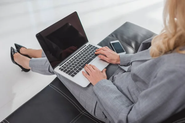 Mujer de negocios trabajando con el ordenador portátil - foto de stock