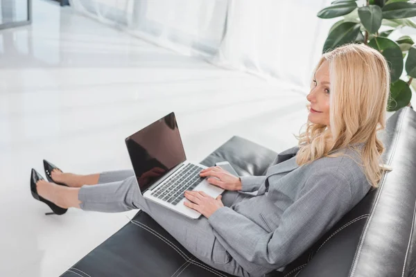 Geschäftsfrau arbeitet mit Laptop — Stockfoto
