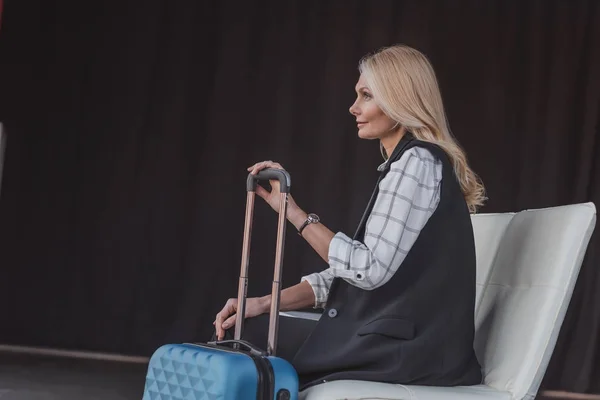 Mujer con maleta en sala de espera - foto de stock