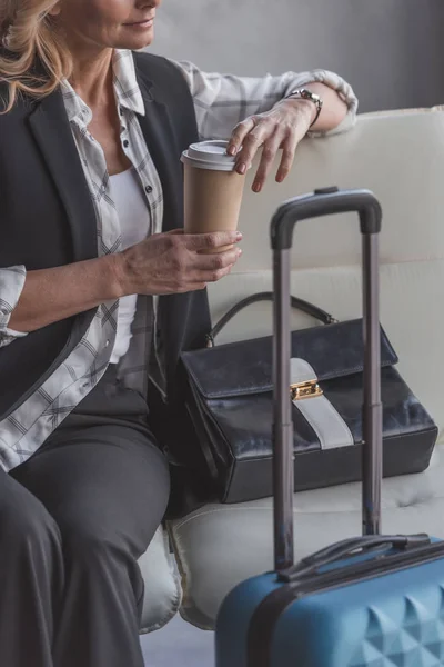 Mujer con maleta y café - foto de stock