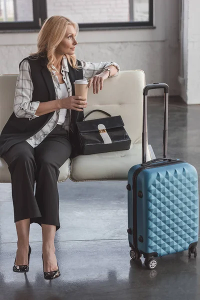 Mujer con maleta y café - foto de stock