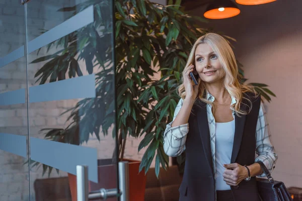 Donna d'affari che parla per telefono — Foto stock