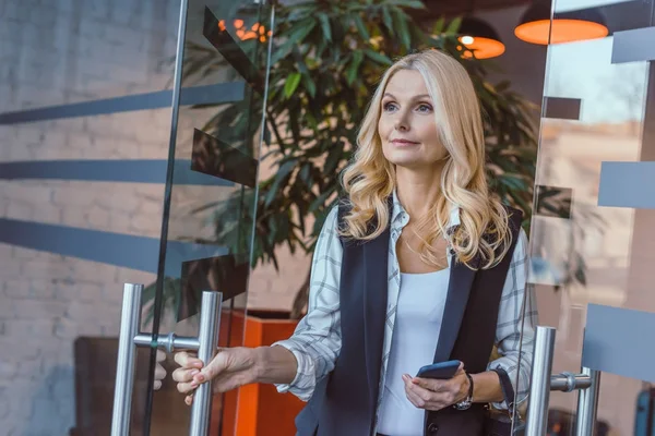 Femme sortant du bureau — Photo de stock