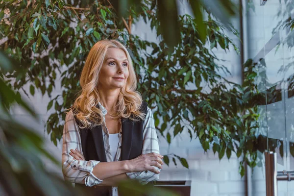 Frau mittleren Alters mit verschränkten Armen — Stockfoto