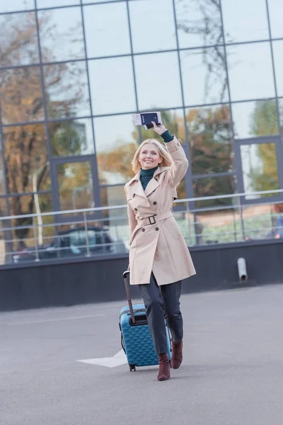 Frau mit Flugticket winkt — Stockfoto