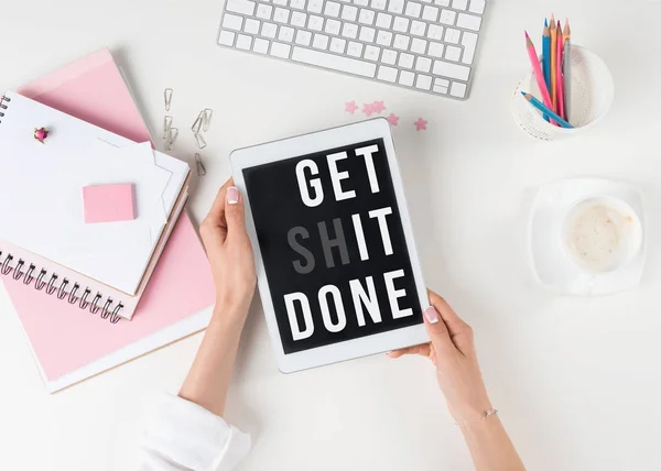 Femme avec tablette numérique sur le lieu de travail — Photo de stock