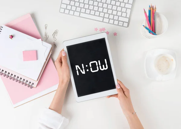 Femme avec tablette numérique sur le lieu de travail — Photo de stock