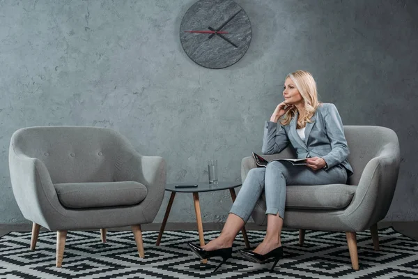 Geschäftsfrau sitzt im Sessel — Stockfoto