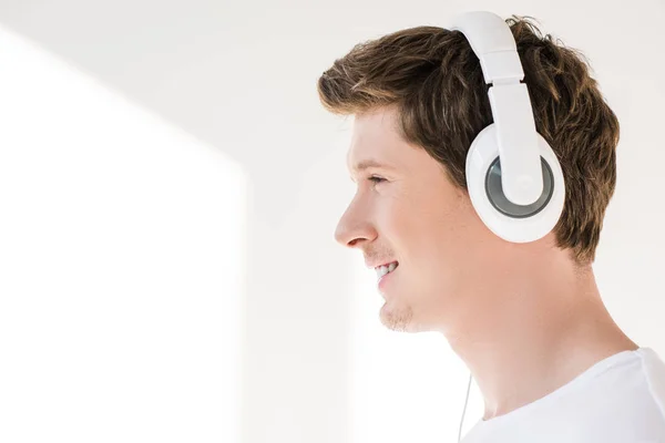 Hombre joven en auriculares - foto de stock