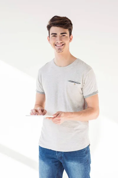 Jeune homme avec tablette numérique — Photo de stock