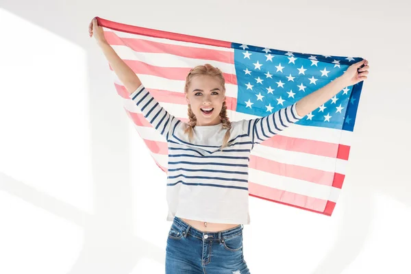 Jeune femme avec nous drapeau — Photo de stock
