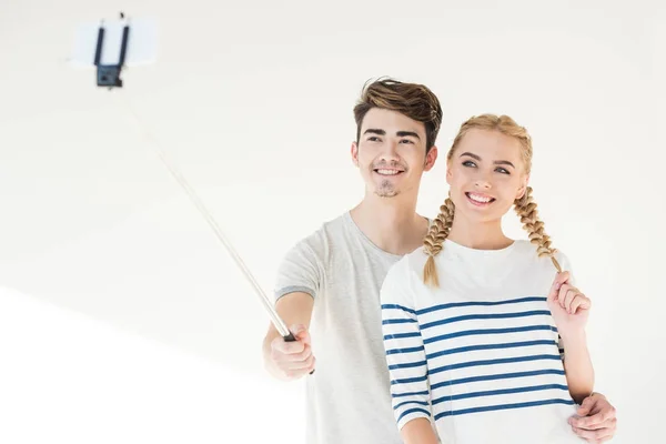 Jeune couple prenant selfie — Photo de stock