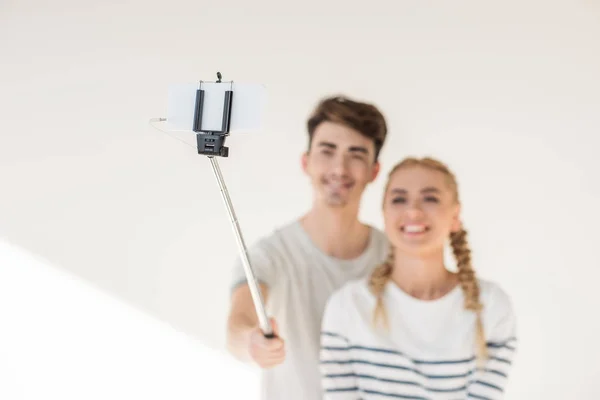 Junges Paar macht Selfie — Stockfoto