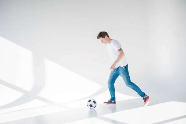 Молодой человек с футбольным мячом — стоковое фото