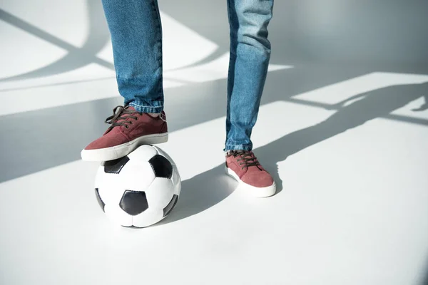 Jeune homme avec ballon de football — Photo de stock