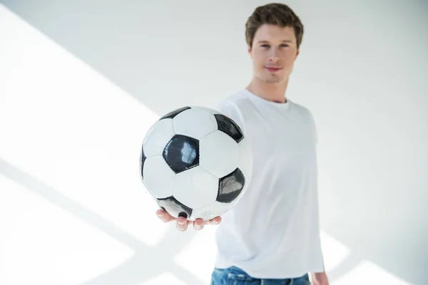 Молодий чоловік з футбольним м'ячем — стокове фото