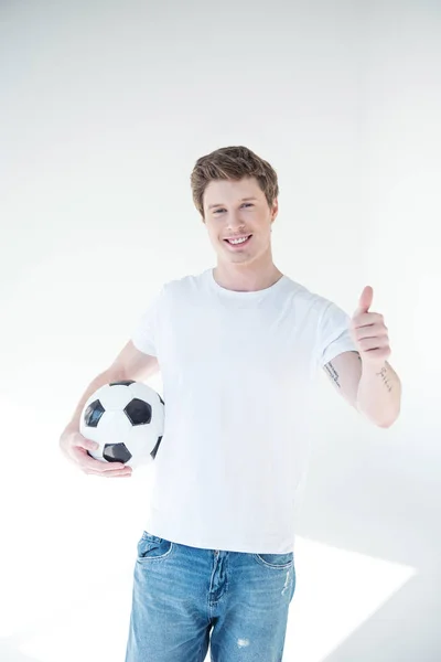 Giovane con pallone da calcio — Foto stock