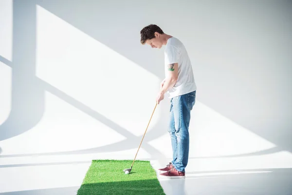 Giovane uomo che gioca a golf — Foto stock