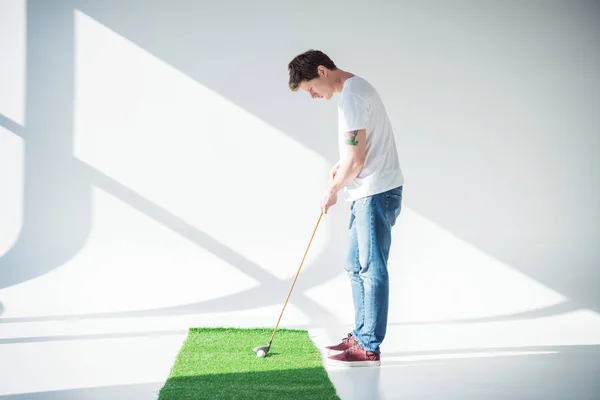 Jovem jogando golfe — Fotografia de Stock