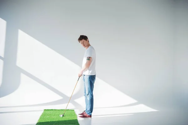 Junger Mann beim Golfspielen — Stockfoto