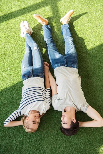 Feliz jovem casal na grama — Fotografia de Stock