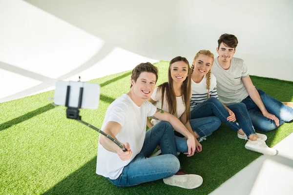 Freunde machen Selfie mit Smartphone — Stockfoto