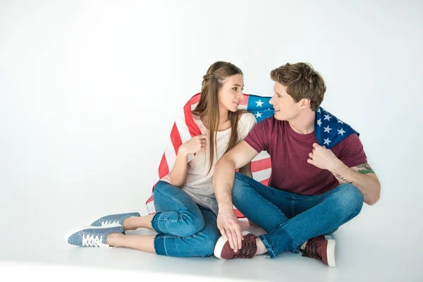 Jeune couple avec drapeau américain — Photo de stock