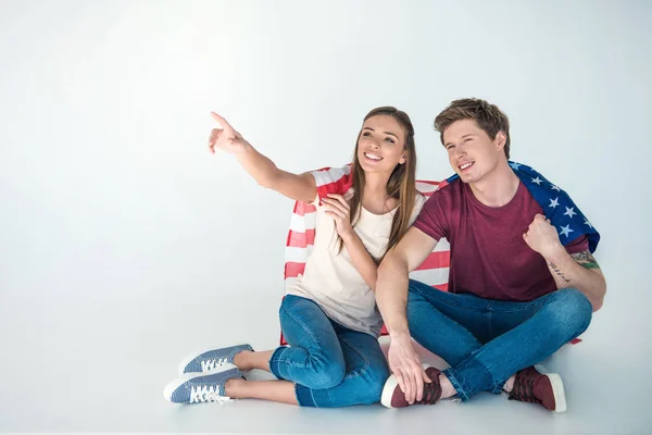 Jovem casal com bandeira americana — Fotografia de Stock