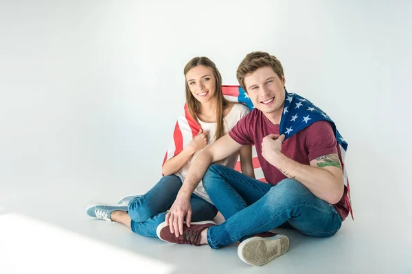 Jovem casal com bandeira americana — Fotografia de Stock