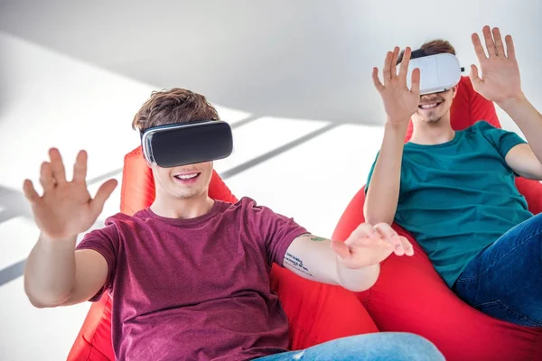 Hombres jóvenes en auriculares vr - foto de stock