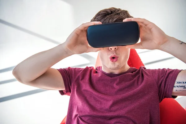Homem em fone de ouvido de realidade virtual — Fotografia de Stock