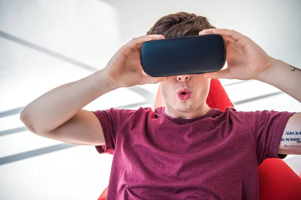 Mann im Virtual-Reality-Headset — Stockfoto