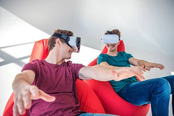 Hombres jóvenes en auriculares vr — Stock Photo