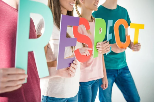 Amigos sosteniendo palabra respeto - foto de stock