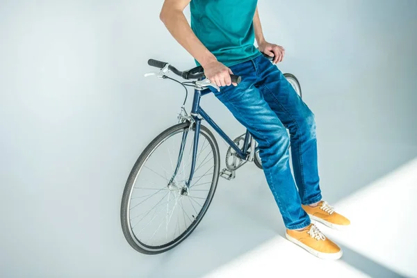 Joven con bicicleta - foto de stock