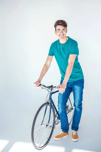 Jeune homme avec vélo — Photo de stock