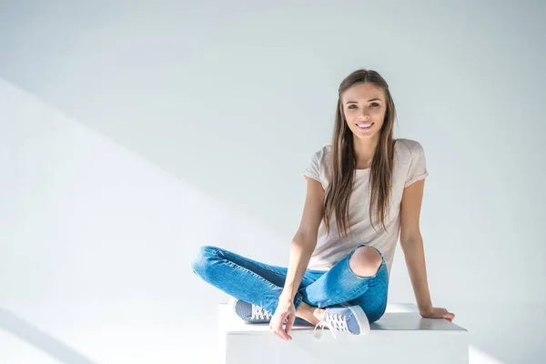 Jeune femme souriante — Photo de stock