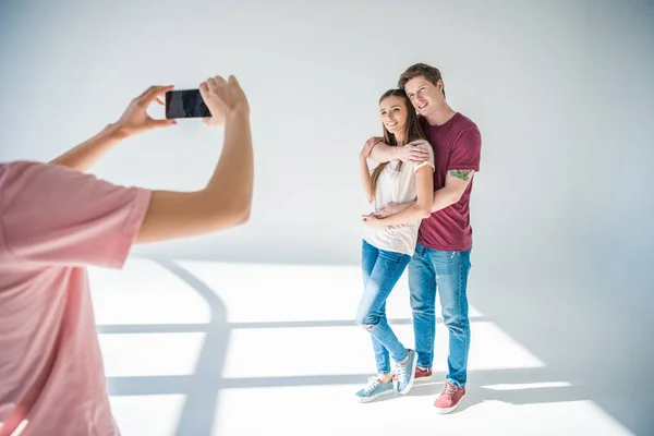 Menina fotografar casal com smartphone — Fotografia de Stock