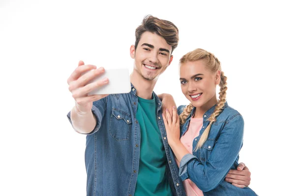 Giovane coppia prendendo selfie — Foto stock