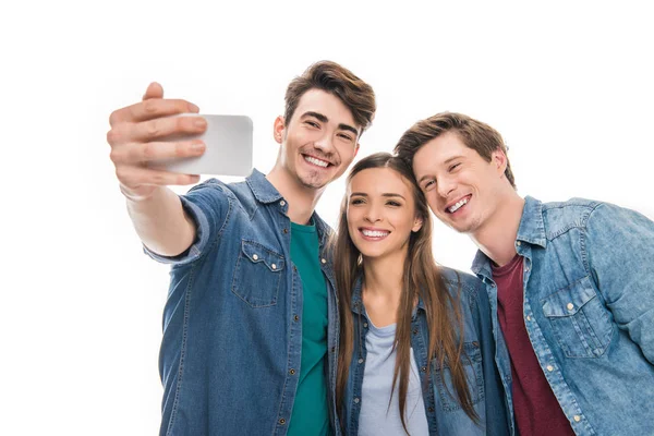 Jeunes amis prenant selfie — Photo de stock