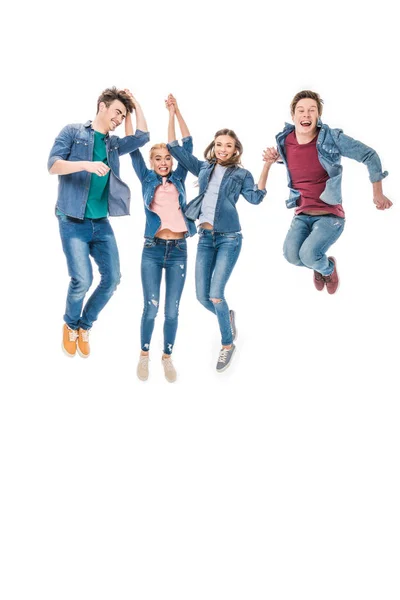 Fröhliche junge Freunde springen zusammen — Stockfoto