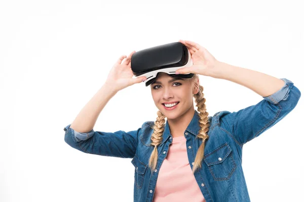 Chica en auriculares de realidad virtual - foto de stock