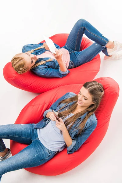 Chicas usando dispositivos digitales - foto de stock