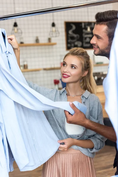 Young couple in boutique — Stock Photo