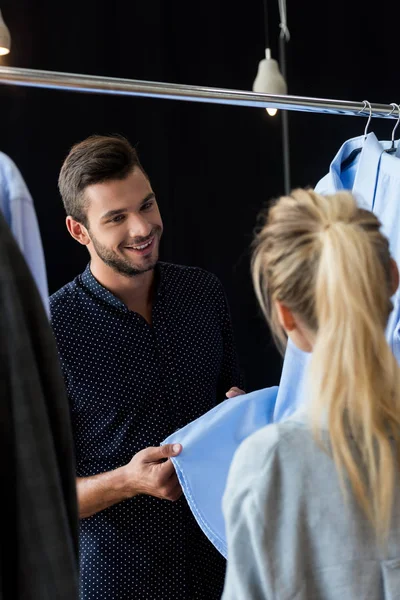 Pareja joven en boutique - foto de stock